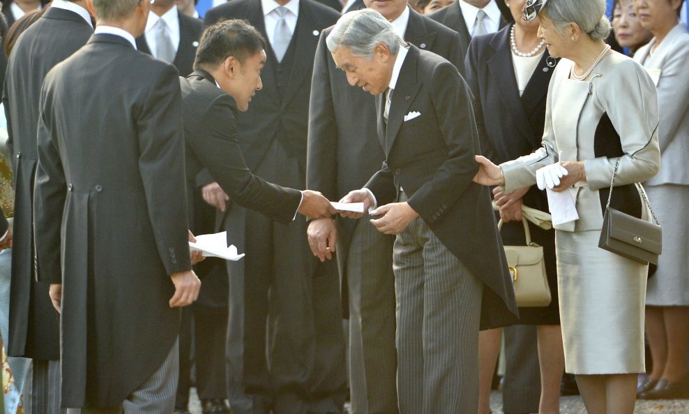 Jamamoto predaju pismo caru Akihitu