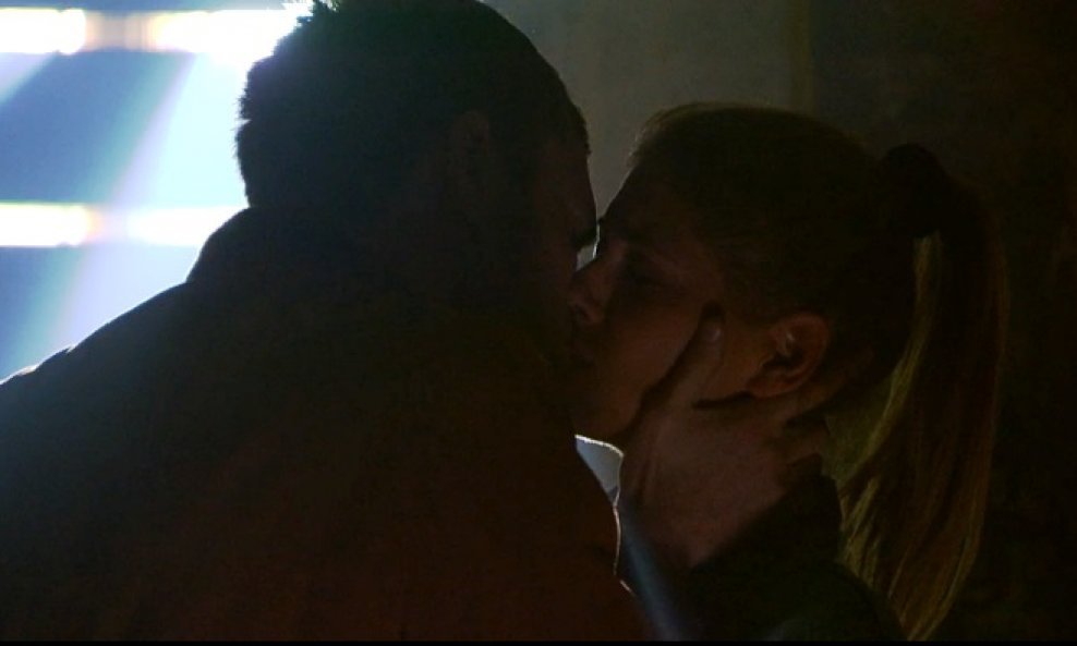 Poljubac Deše i Filipa