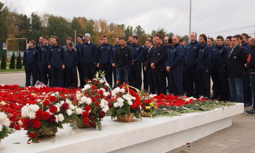 Momčad Medveščaka položila vijenac na spomenik tragično preminulih hokejaša Lokomotiva