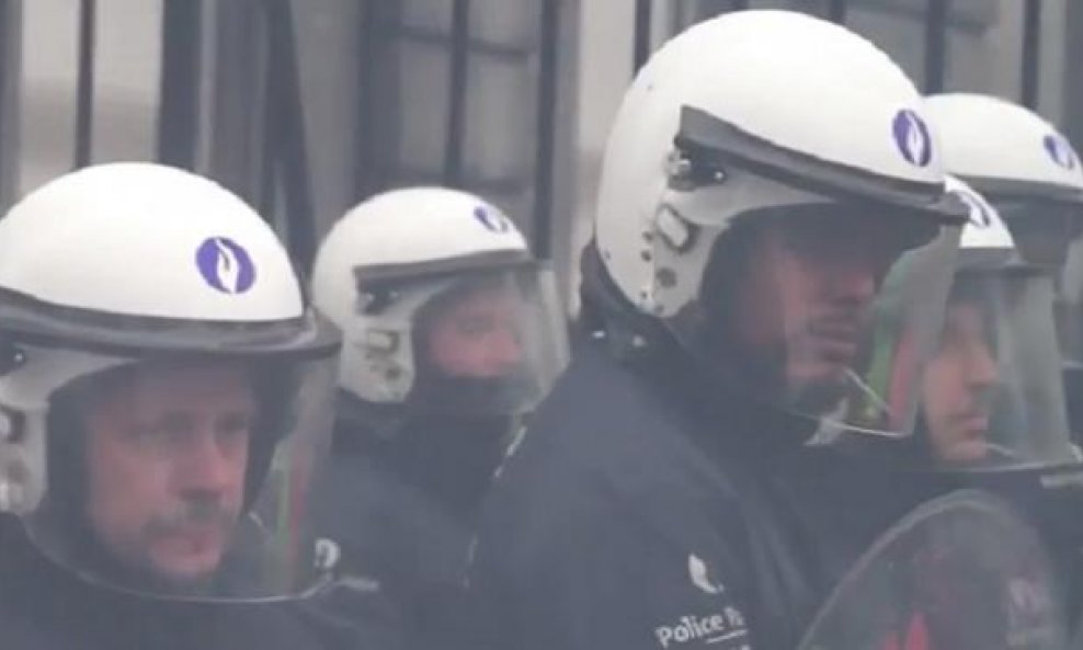 Belgijska policija uzvratila je vodenim topovima