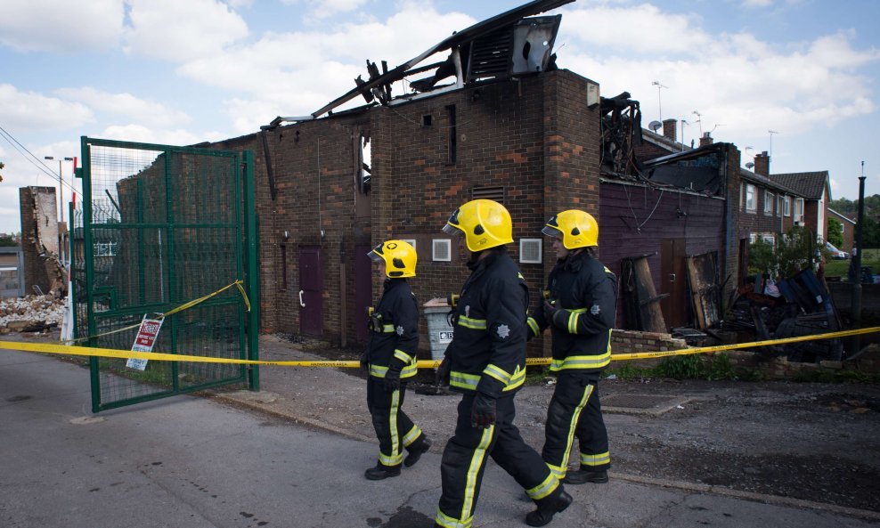 Vatrogasci ograđuju zapaljeni islamski centar u Londonu