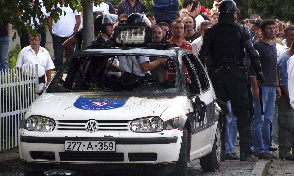 navijački neredi zapaljeni policijski auto