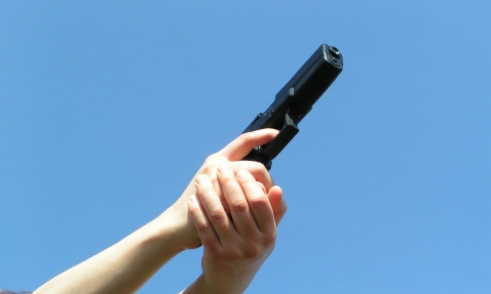 opasna žena pokušaj ubojstva pištolj