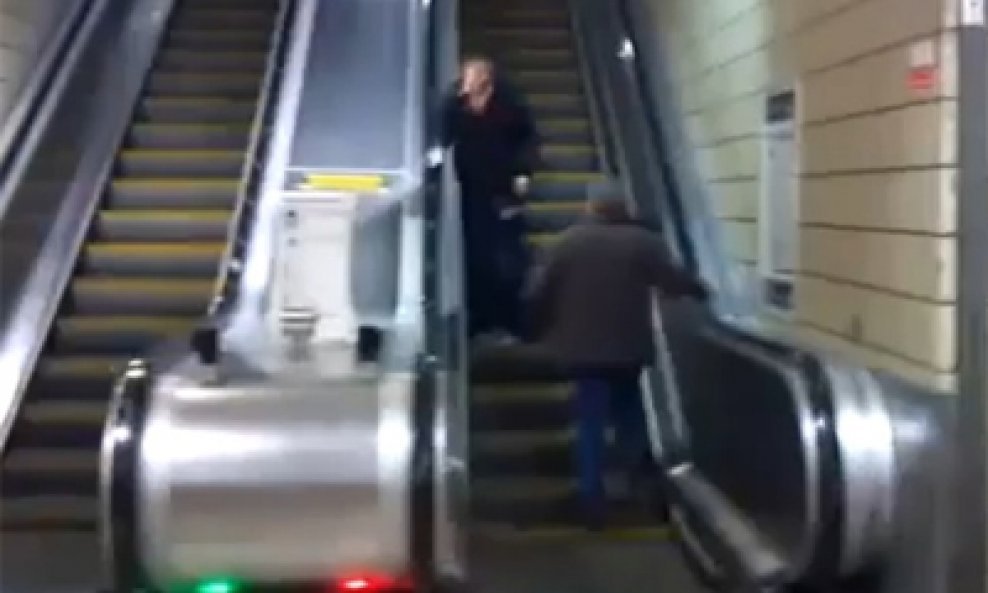 pijanac na pokretnim stepenicama funvideo