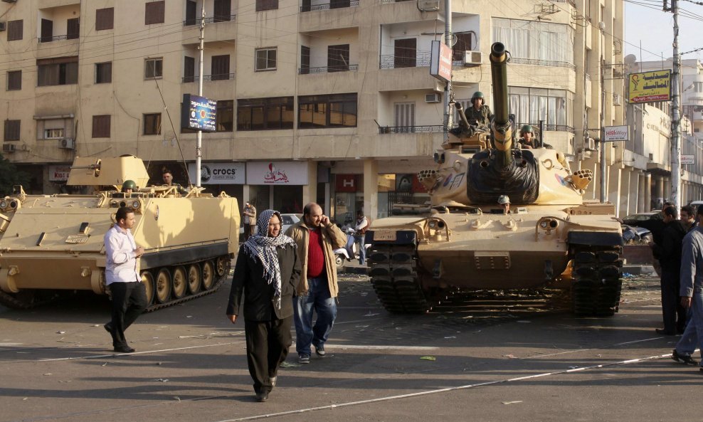 Tenkovi čuvaju Muhameda Mursija