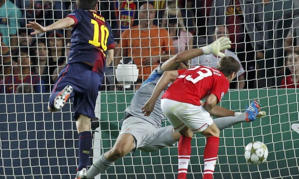 Lionel Messi glavom zabija gol Spartaku
