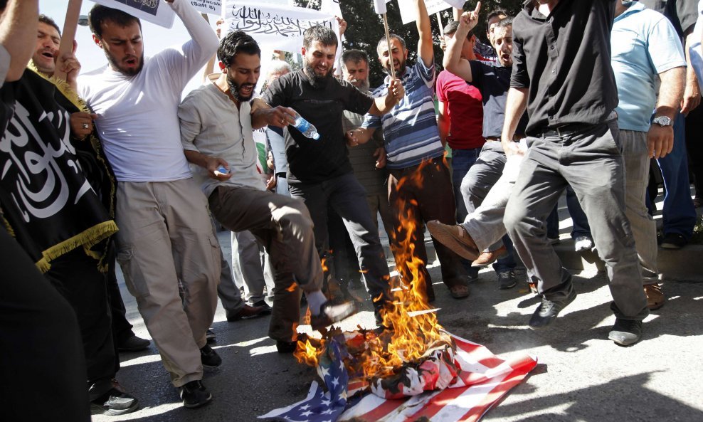 turci spalili američku zastavu