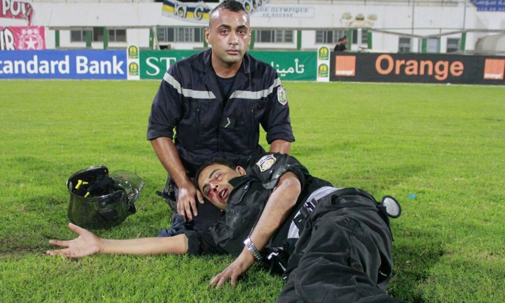Ozlijeđeni policajac u neredima u Tunisu