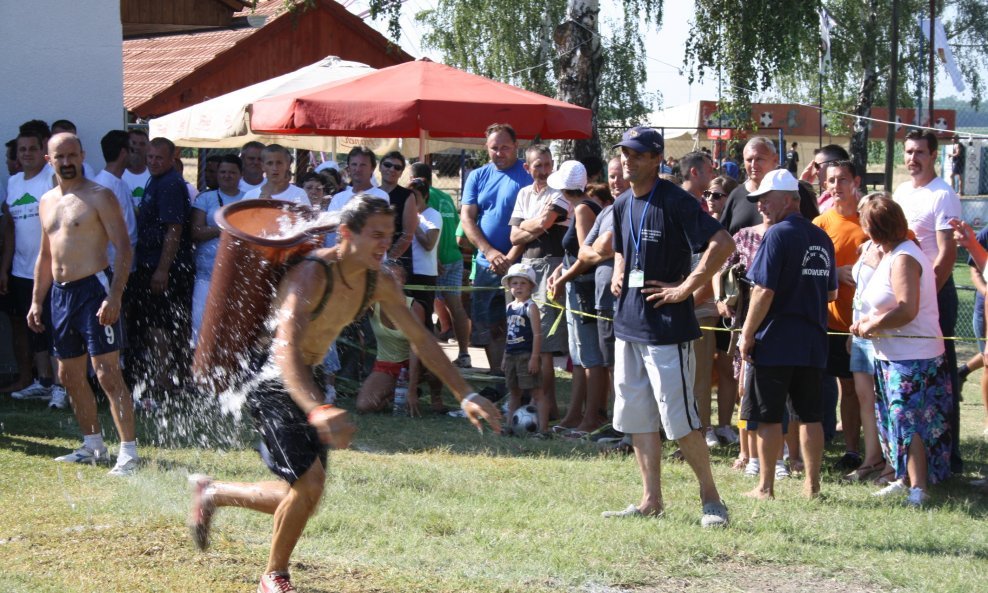 Nošenje vode u putama bila je jedna od najprivlačnijih disciplina na 18. festivalu sportske rekreacije na selu
