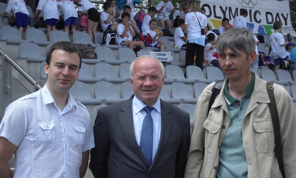 Predsjednik Hrvatskog školskog sportskog saveza Nikola Perković (u sredini), tajnik Hrvoje Čustonja (lijevo) i Goran Jukić, stručni suradnik (desno)