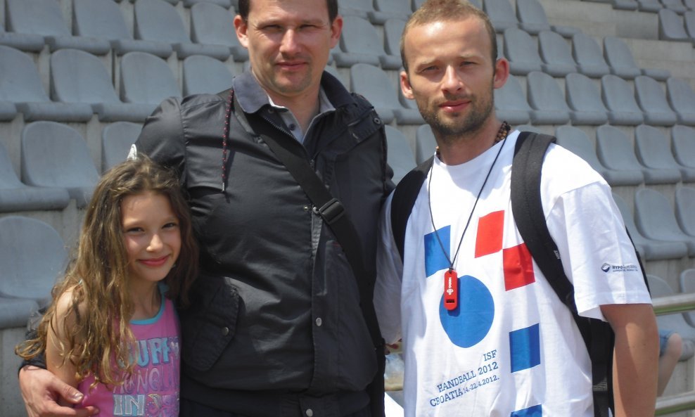 Voditelj programa na stadionu Mladosti Stjepan Crnokić (u sredini), Tonka Crnokić sudionica i Hrvoje Cebić volonter