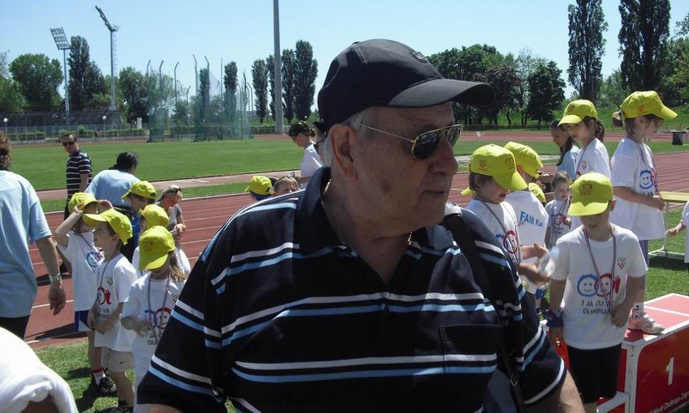 Petar Bedalov, član Nadzornog odbora gradskog saveza Sporta sve sve, podijelio je medalje mališanima