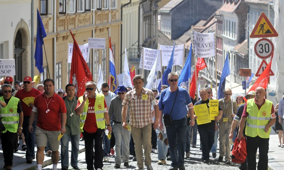 Zagreb 01.05.2012 - Prosvjed četiriju sindikalnih središnjica na Trgu Bana Josipa Jelačića povodom 1. svibnja (18)