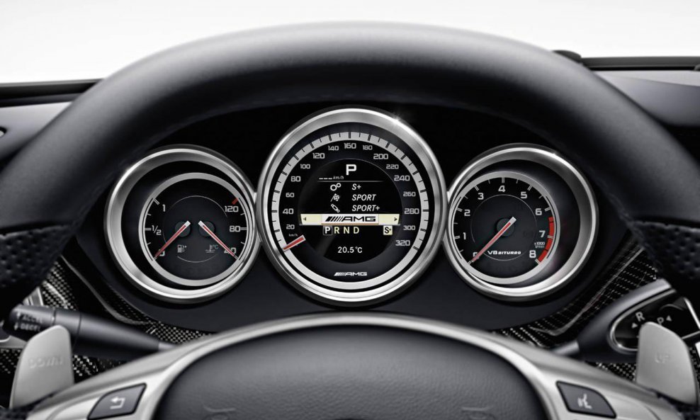 2012-Mercedes-CLS-63-AMG-Interior-6