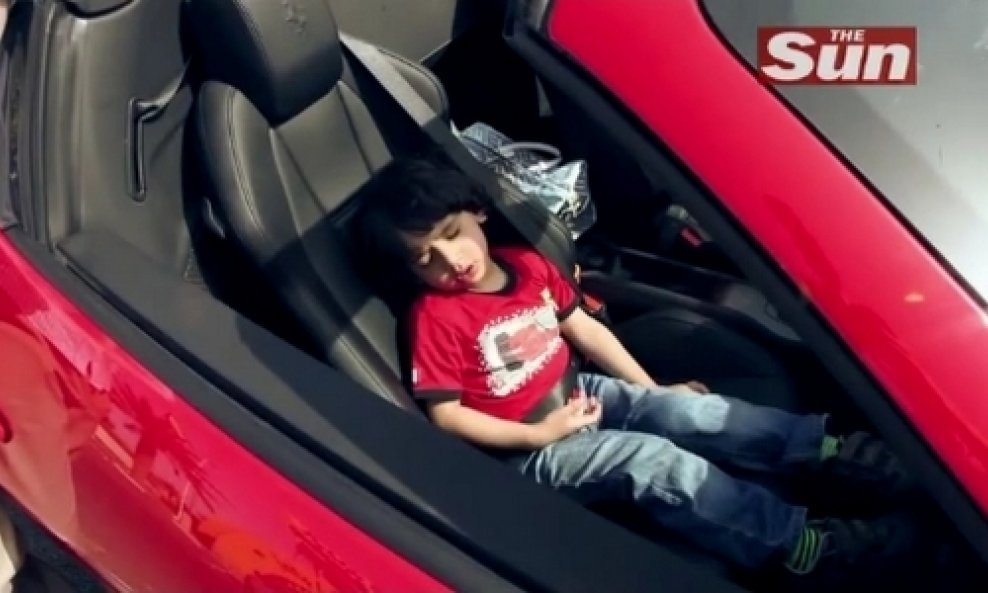 mali Manof spava Ferrari