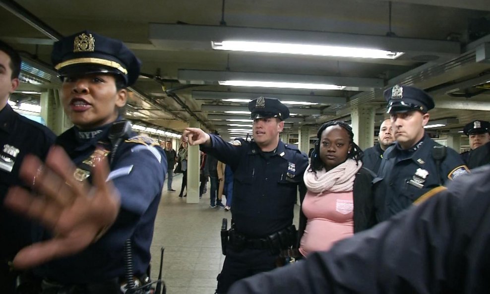 Policija privodi ženu osumnjičenu da je gurnula drugu ženu pod vlak