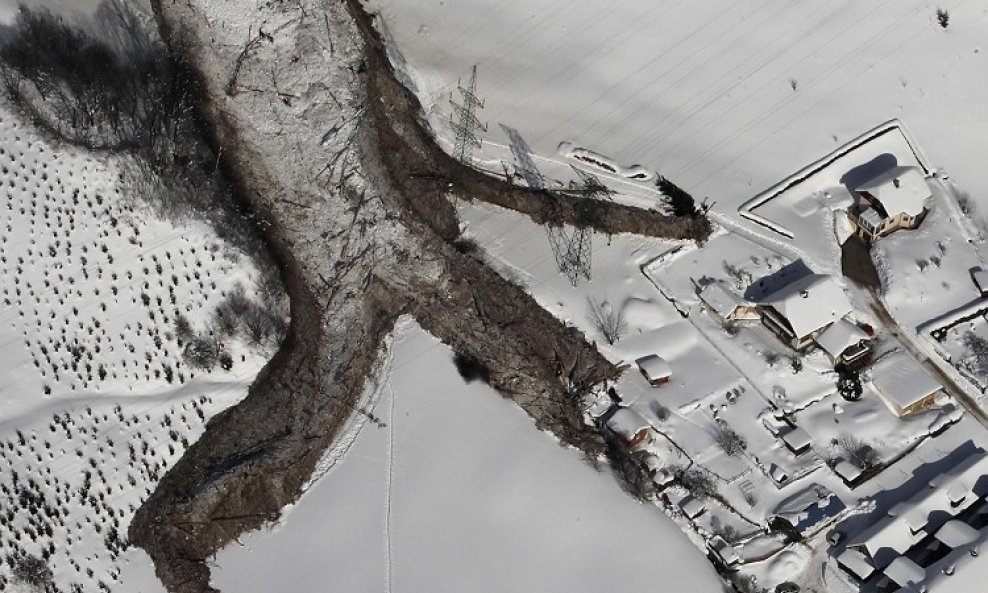 Posljedica lavine u austrijskoj pokrajini Štajerskoj. Oko 1000 vatrogasaca čistilo je snijeg s krovova privatnih kuća, bolnica i crkava kako se ne bi urušili zbog velikog tereta.