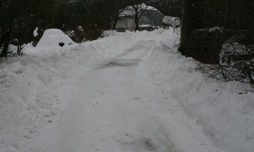 Snijeg na cestama u Podprologu2