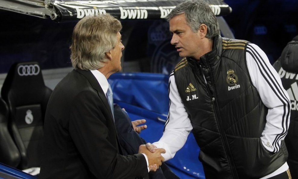 Manuel Pellegrin (L, trener Malage) i Jose Mourinho