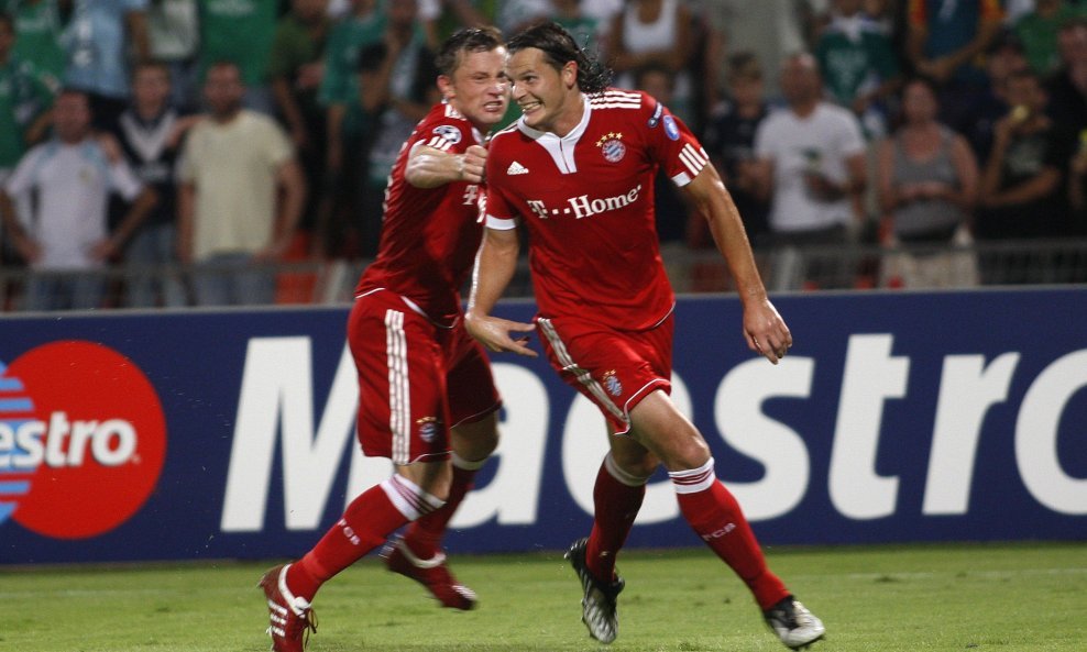 Maccabi Haifa _ Bayern 0-3 (Olić slavi pogodak Van Buytena)
