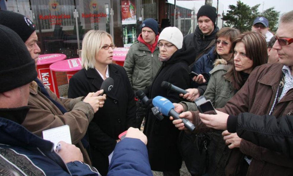 Ispred nogometaša NK Karlovac novinarima se obratila odvjetnica Irena Blauhorn