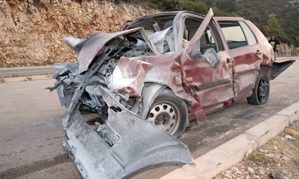 Prometna nesreća u Kleku smrskan auto
