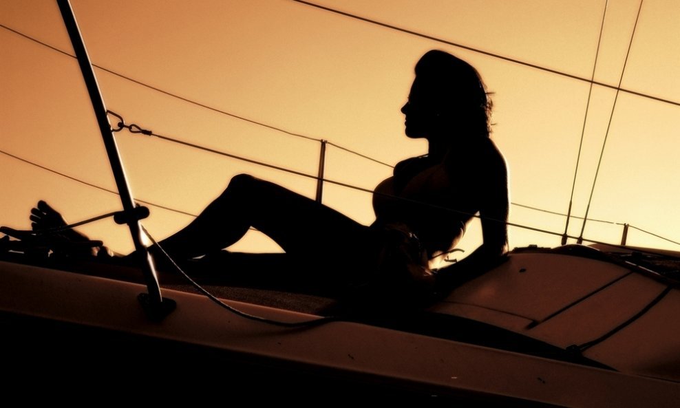 djevojka na brodu silueta