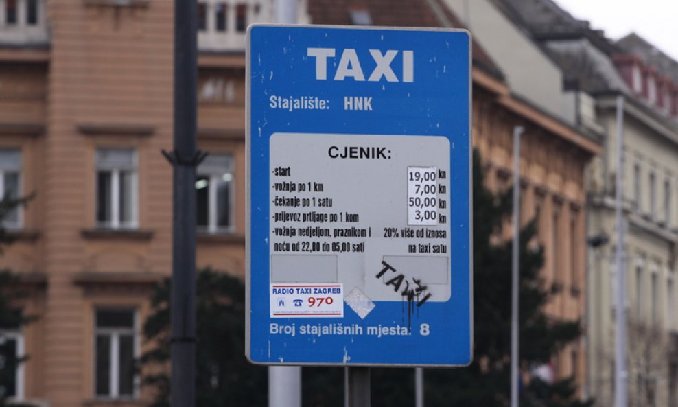 Taxi stajalište 2 - HNK