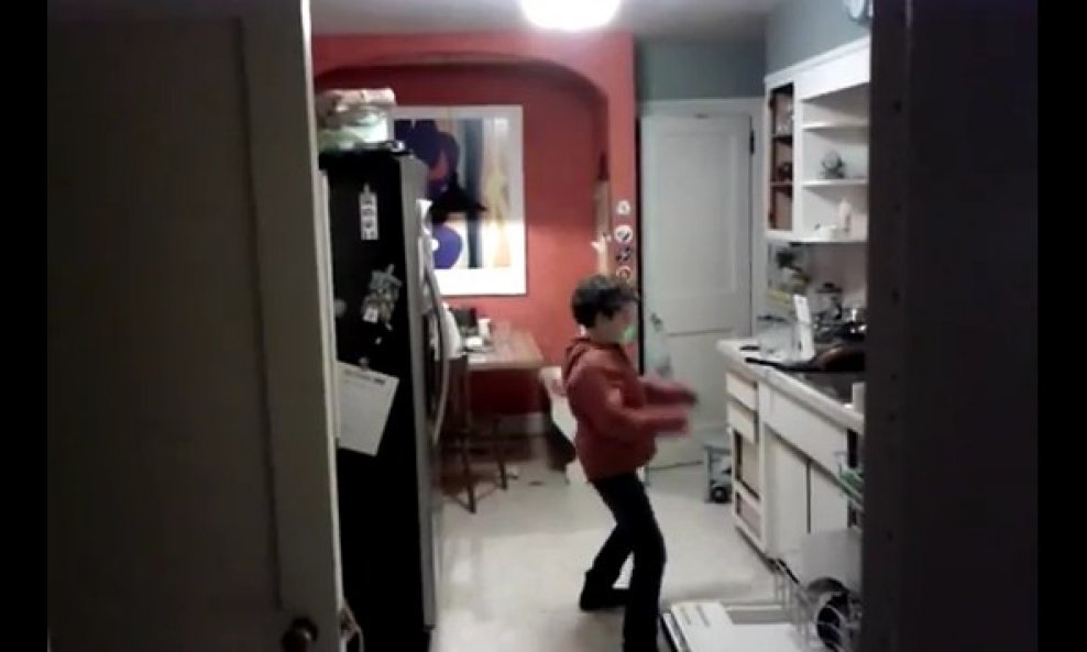 dječak Frankie pleše