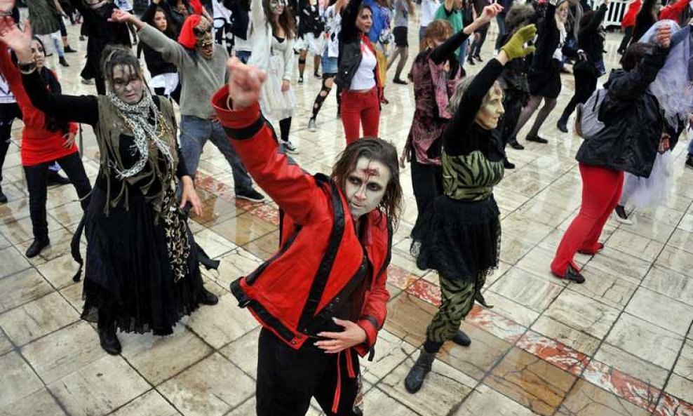 Zombiji plešu u čast Michaela Jacksona u predgrađu Pariza 05
