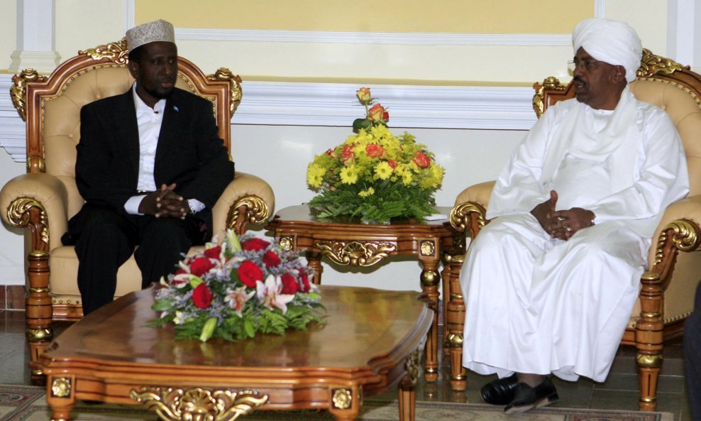 Bašir se ne prestaje susretati s afričkim vođama unatoč uhidbenom nalogu ICC-a. Na slici sa somalskim predsjednikom Šeikom Šarifom.