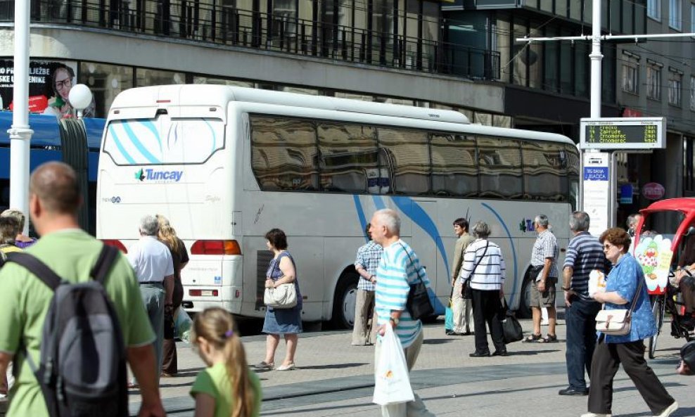 Turski autobus na Trgu bana Jelačića