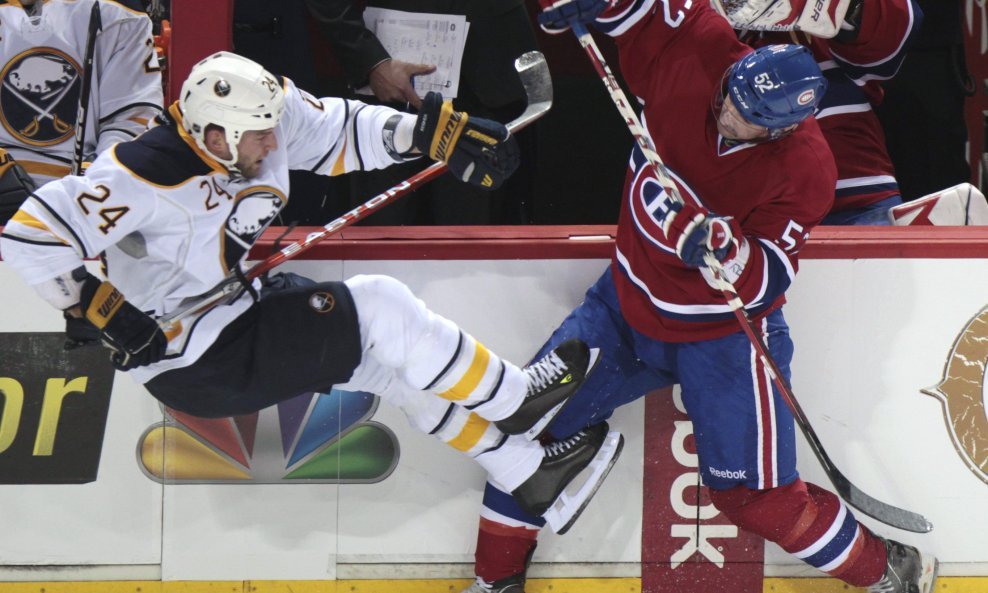Mathieu Darche (Montreal Canadiens) vs. Robyn Regehr (Buffalo Sabres)