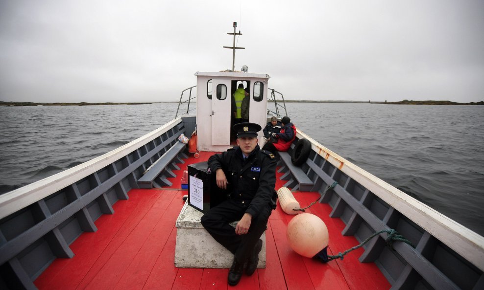 Policajac nosi glasačku kutiju na irski otok Inishfree s šest registriranih birača 