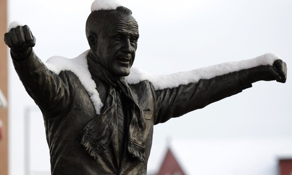 Legendarni menager Liverpoola Bill Shankly pod snijegom