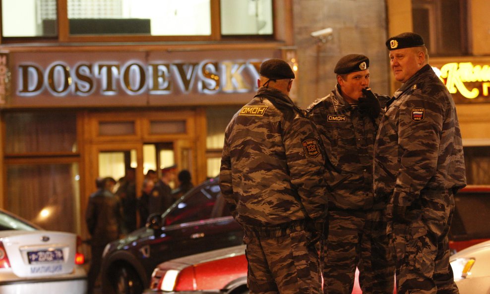 Ruska policija ispred hotela Dostojevski