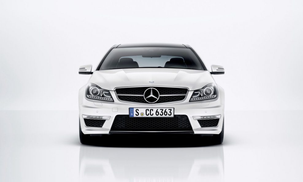 2012-Mercedes-Benz-C63-AMG-Coupe-9
