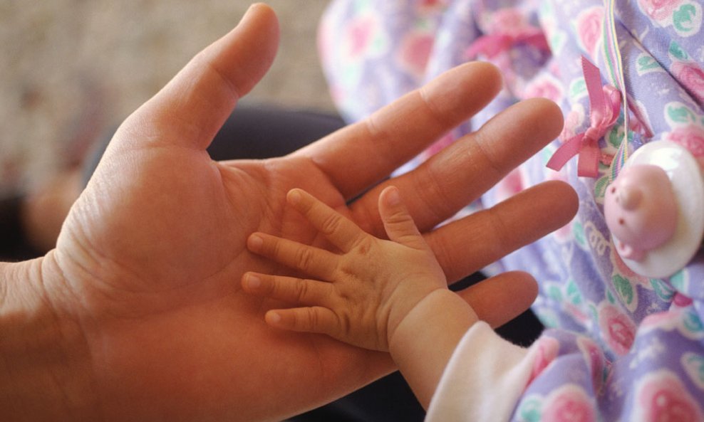 beba dijete ruka