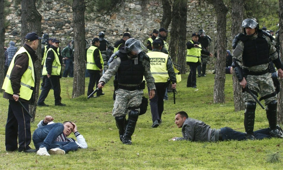 Sukob makedonskih i albanskih navijača na skopskoj tvrđavi Kale Skopje Makedonija policija
