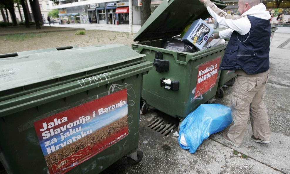 Predizborni plakati Glavaševog HDSSB-a nalijepljeni su na kontejnere za smeće u centru Osijeka