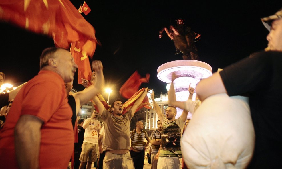 Proslava pobjede Makedonije nad Grčkom na glavnom skopskom trgu