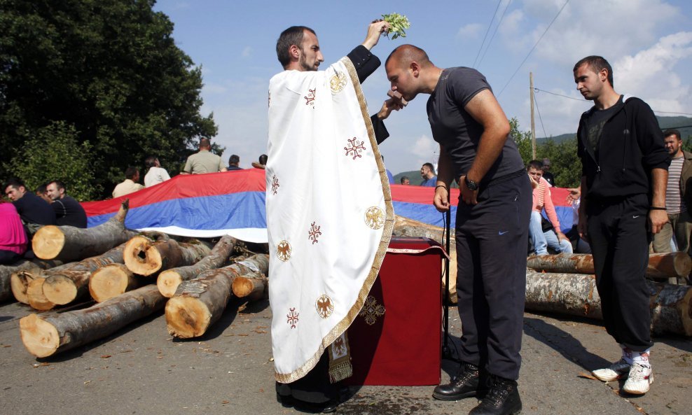 svećenik barikade kosovo srpska pravoslavna crkva