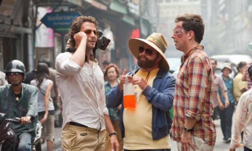 Bradley Cooper, Zach Galifianakis i Ed Helms u prizoru iz filma 'Mamurluk 2'
