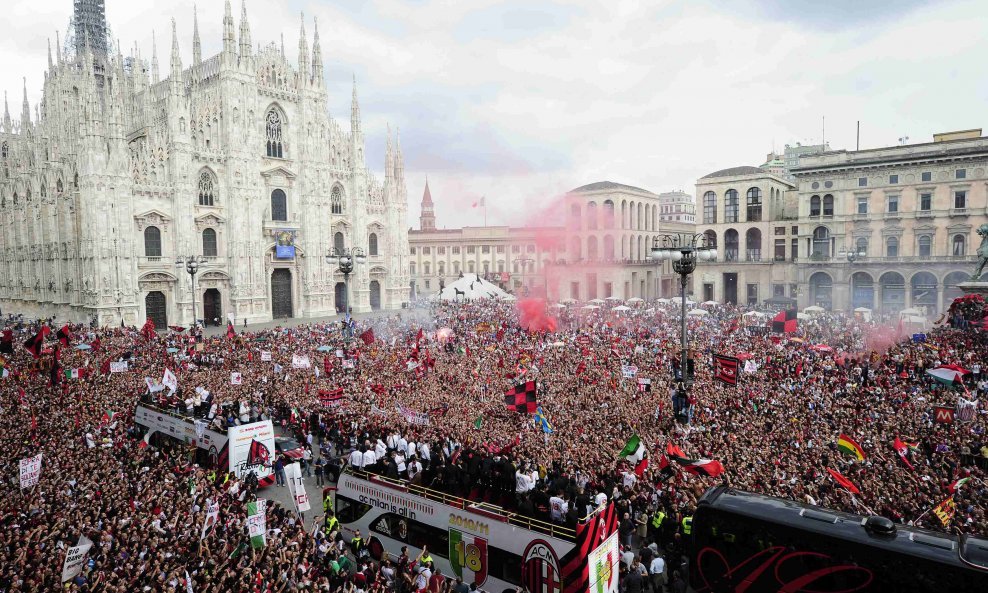 Piazza Duomo AC Milan slavi tutulu