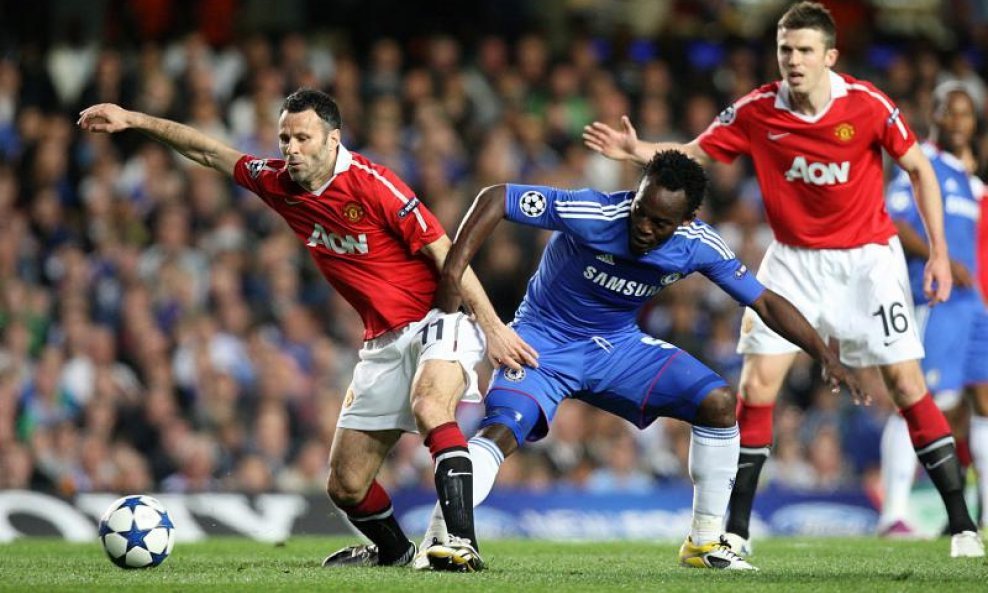 Ryan Giggs (Manchester United) vs. Michael Essien (Chelsea)