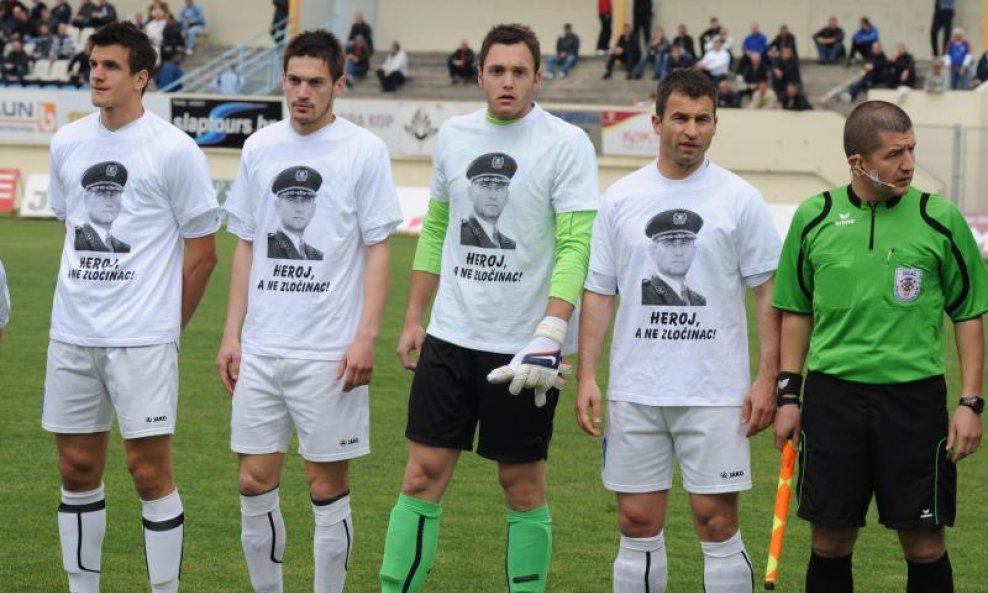 Igrači Zadra s majicama s likom Ante Gotovine