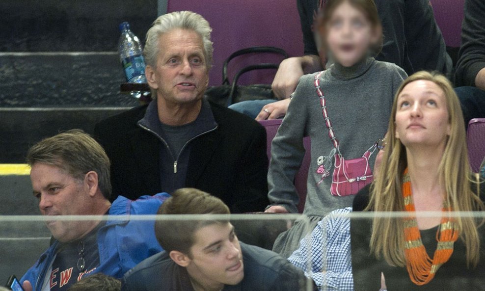 Michael Douglas s kćerkicom Carys na hokeju (2)