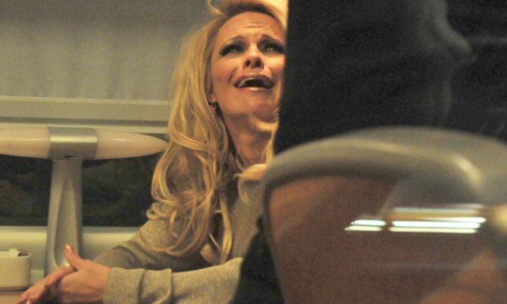 Pamela Anderson radi grimase čekajući vlak (3)