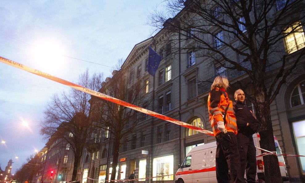 Policija stoji pred ambasadom EU u Bernu