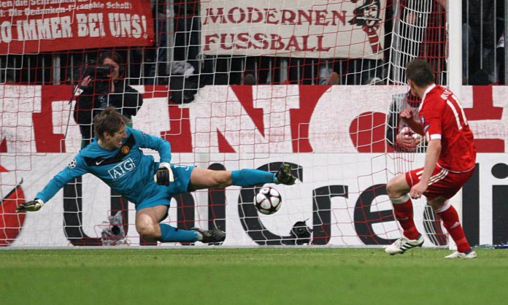 Ivica Olić (Bayern) zabija Edwinu van der Saru (Manchester United)
